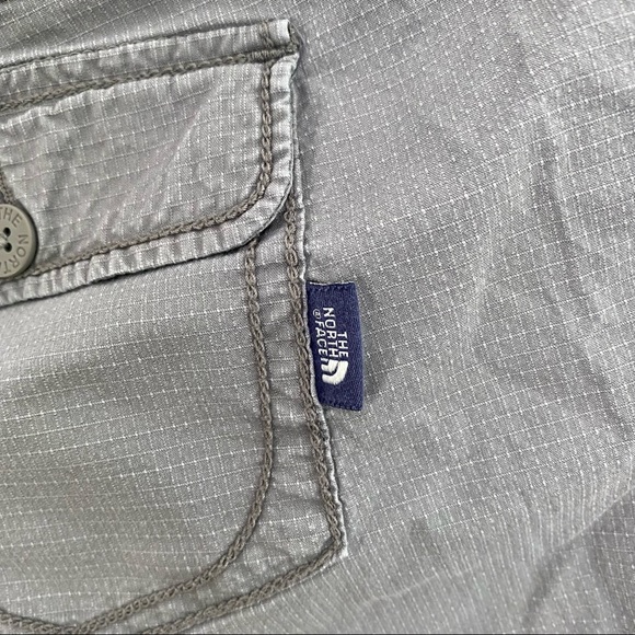 THE NORTH FACE Women's 8 Gray Cargo Short - Picture 3 of 8